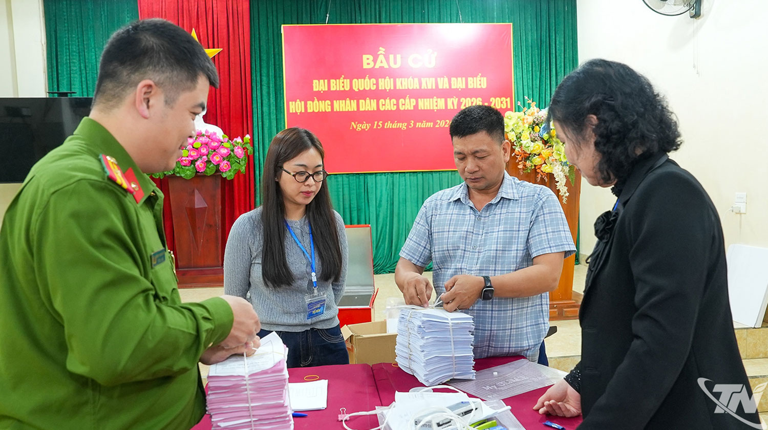 Sau khi hoàn tất việc kiểm đếm và lập biên bản kiểm phiếu, thành viên trong tổ đóng gói phiếu bầu thành các bó khác nhau tương ứng với từng loại phiếu bầu.