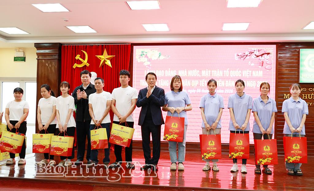 Đồng chí Bộ trưởng Bộ Công an Lương Tam Quang và đồng chí Phó Bí thư Thường trực Tỉnh ủy, Chủ tịch Ủy ban MTTQ Việt Nam tỉnh Trần Quốc Toản trao quà tặng công nhân lao động có hoàn cảnh khó khăn của Công ty cổ phần May Hưng Long II và Công ty TNHH Thiên Sơn Hưng Yên.