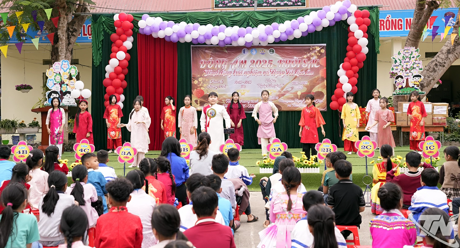 Đại diện Trường Tiểu học Trưng Vương tặng quà cho các em học sinh có hoàn cảnh khó khăn của Trường Tiểu học Quảng Chu.