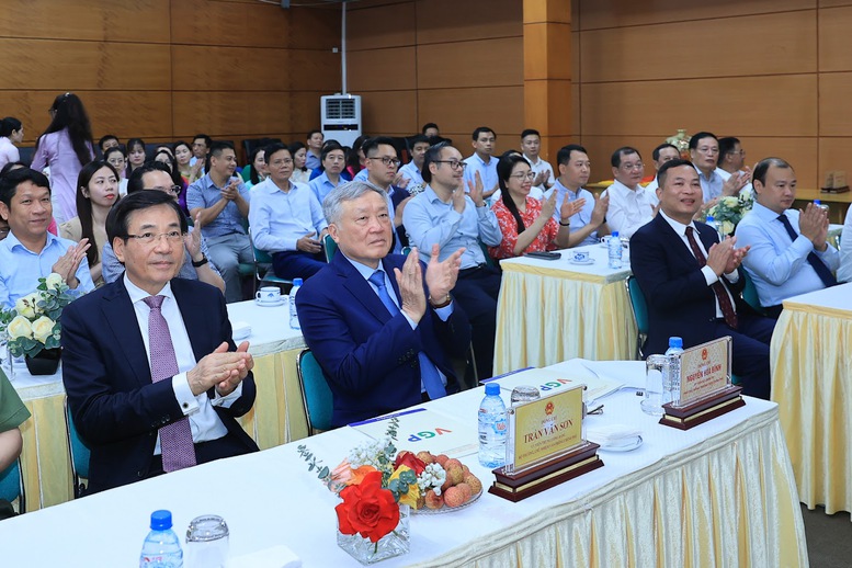 Phó Thủ tướng Thường trực Chính phủ thăm, chúc mừng Cổng TTĐT Chính phủ nhân kỷ niệm 100 năm Báo chí Cách mạng Việt Nam- Ảnh 2.