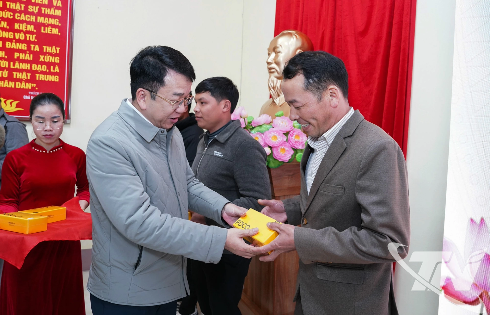 Đồng chí Phó Bí thư Tỉnh ủy Nguyễn Thanh Bình trao tặng điện thoại thông minh cho các trưởng xóm vùng được xóa “lõm sóng”.