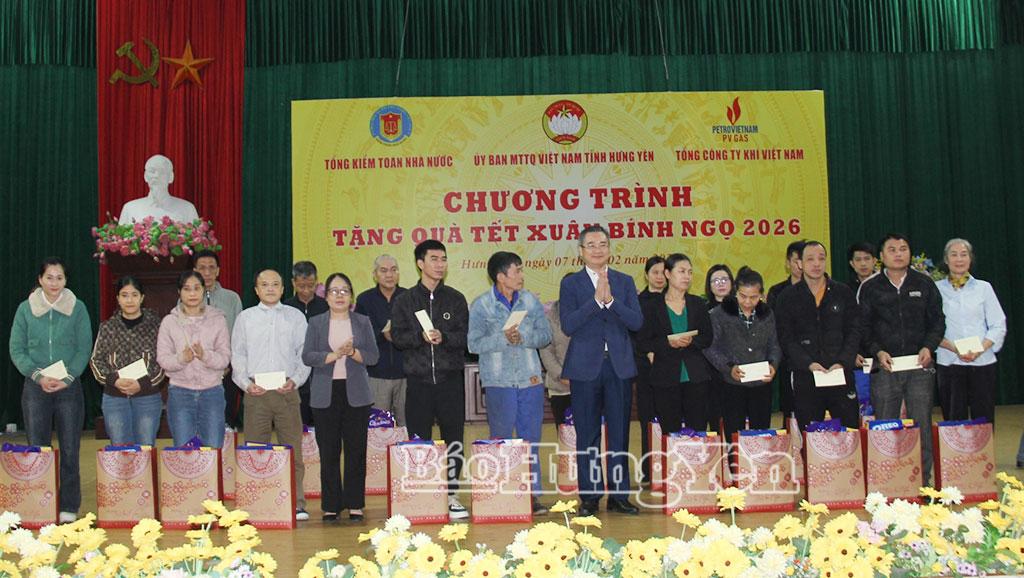 Đại diện Tổng Công ty Khí Việt Nam và đại diện lãnh đạo UBND xã Yên Mỹ trao quà tặng những gia đình có hoàn cảnh khó khăn.