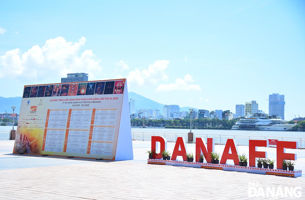 Cụm pano tuyên truyền, giới thiệu các phim được chiếu trong Liên hoan phim châu Á Đà Nẵng lần thứ ba, đặt tại khu vực cầu Rồng để người dân, du khách dễ tiếp cận.