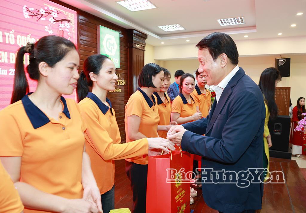 Đồng chí Bộ trưởng Bộ Công an Lương Tam Quang trao quà tặng công nhân lao động có hoàn cảnh khó khăn của Tổng Công ty May Hưng Yên - Công ty cổ phần.