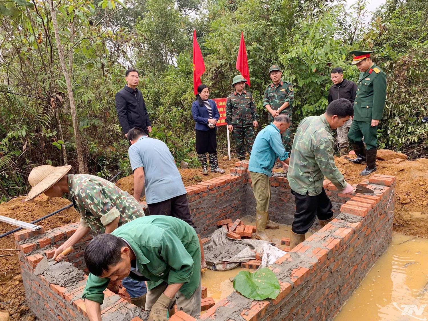 Đoàn công tác trực tiếp kiểm tra, nắm tình hình đời sống, sinh hoạt, kết quả thực hiện nhiệm vụ dân vận của đơn vị.