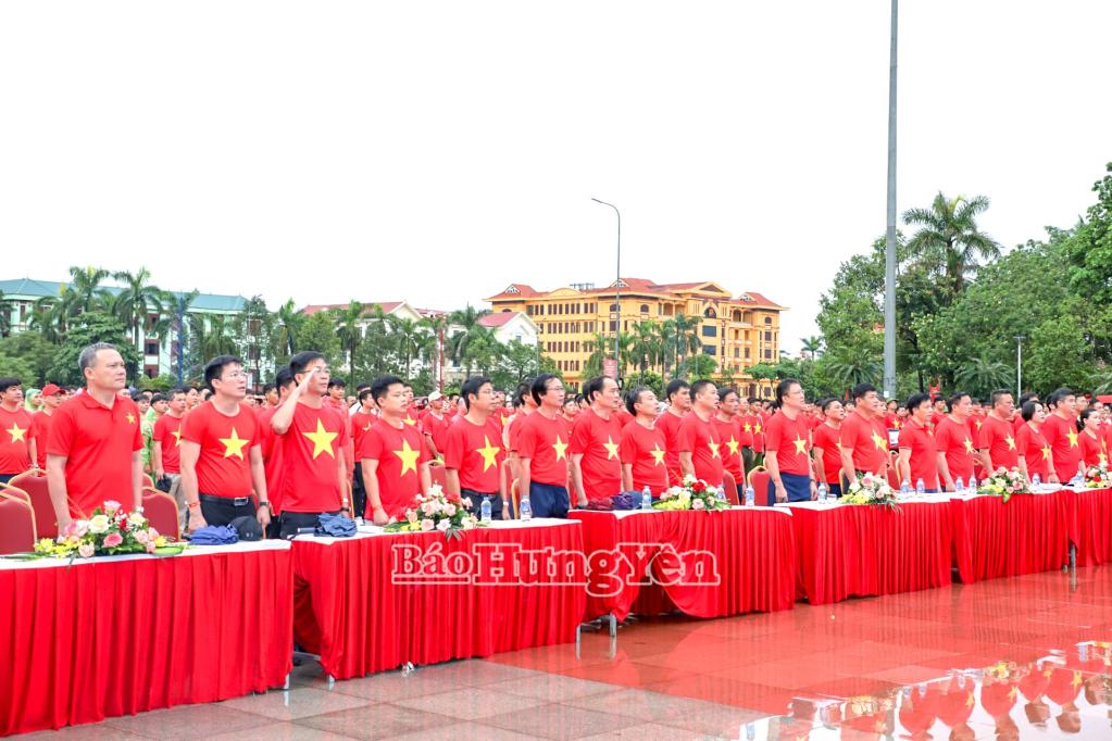 Các đại biểu thực hiện nghi thức chào cờ.
