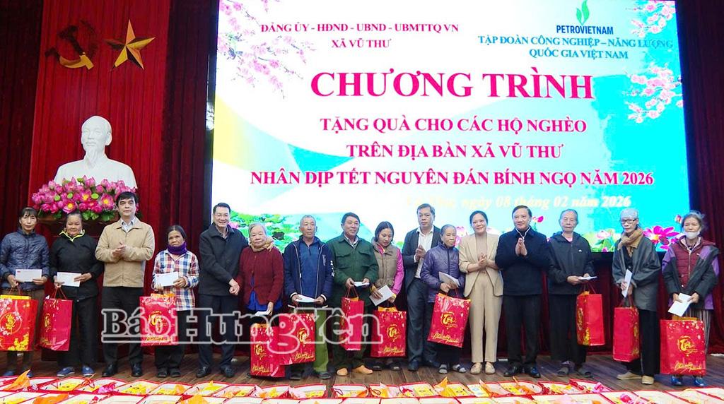 Đồng chí Nguyễn Khắc Định, Ủy viên Ban chấp hành Trung ương Đảng, Phó Chủ tịch Quốc hội và đại diện Tập đoàn Công nghiệp - Năng lượng quốc gia Việt Nam, lãnh đạo xã Vũ Thư tặng quà các hộ nghèo.