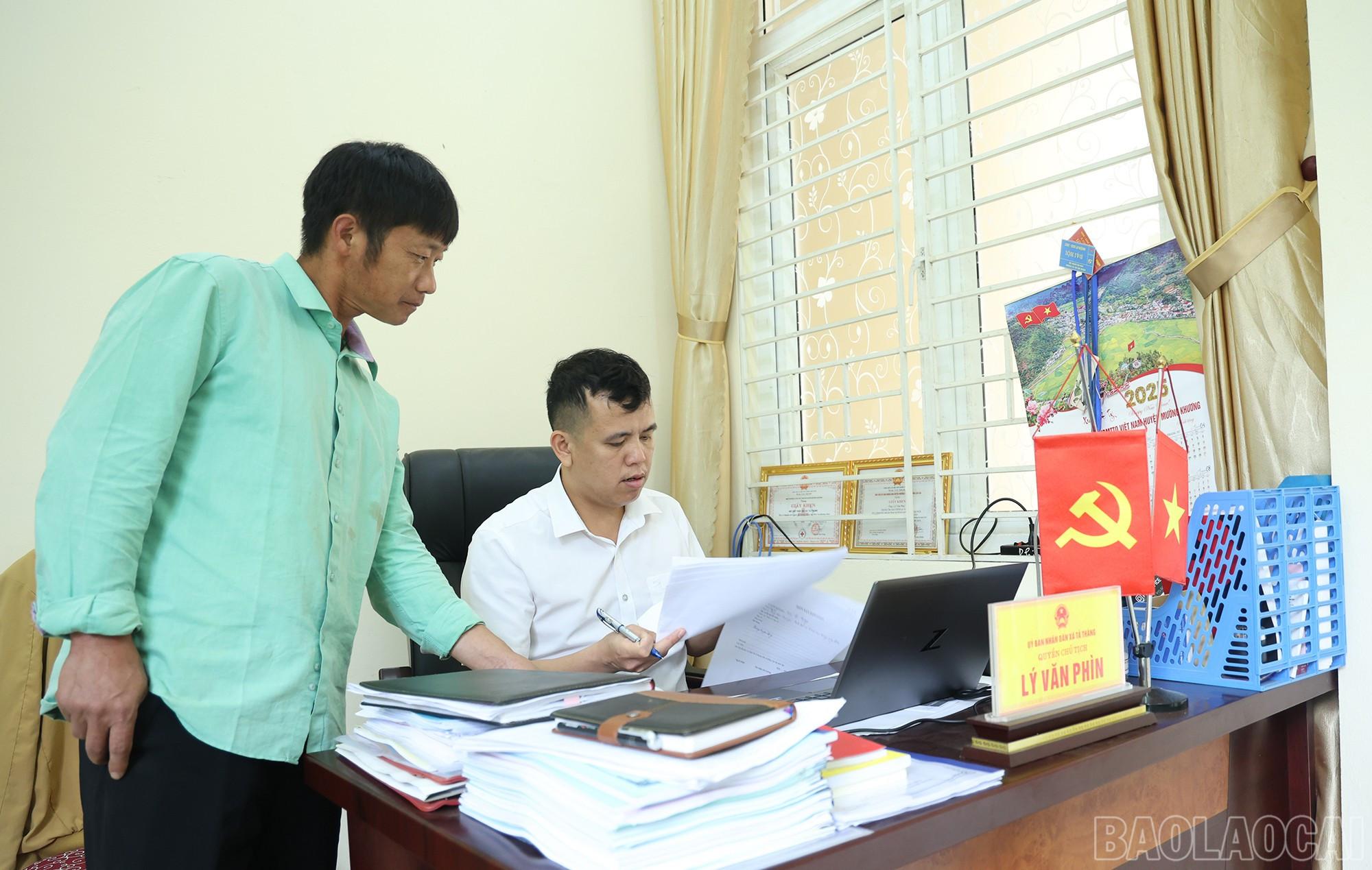 Anh Lý Văn Phìn, Quyền Chủ tịch UBND xã Tả Thàng trao đổi công việc chuyên môn. baolaocai-br_img-1312.jpg