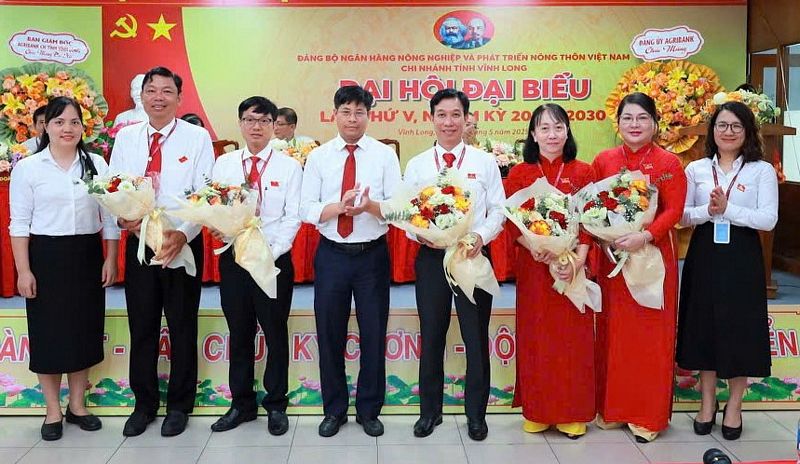 Đồng chí Nguyễn Trung Dũng- Ủy viên BCH Đảng bộ- Phó Trưởng ban Thường trực phụ trách Ban Tuyên giáo Đảng ủy Agribank tặng hoa đại hội.