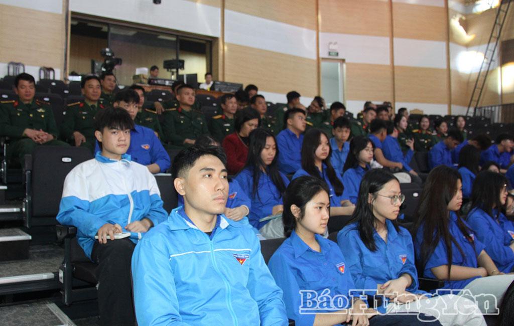 Chương trình thu hút đông khán giả đến xem và cổ vũ.