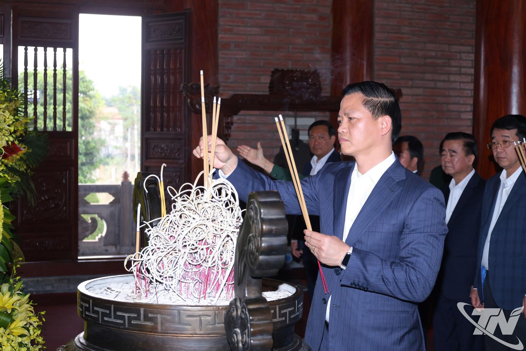 Đồng chí Chủ tịch UBND tỉnh Vương Quốc Tuấn dâng hương tưởng niệm các Anh hùng liệt sĩ Thanh niên xung phong.