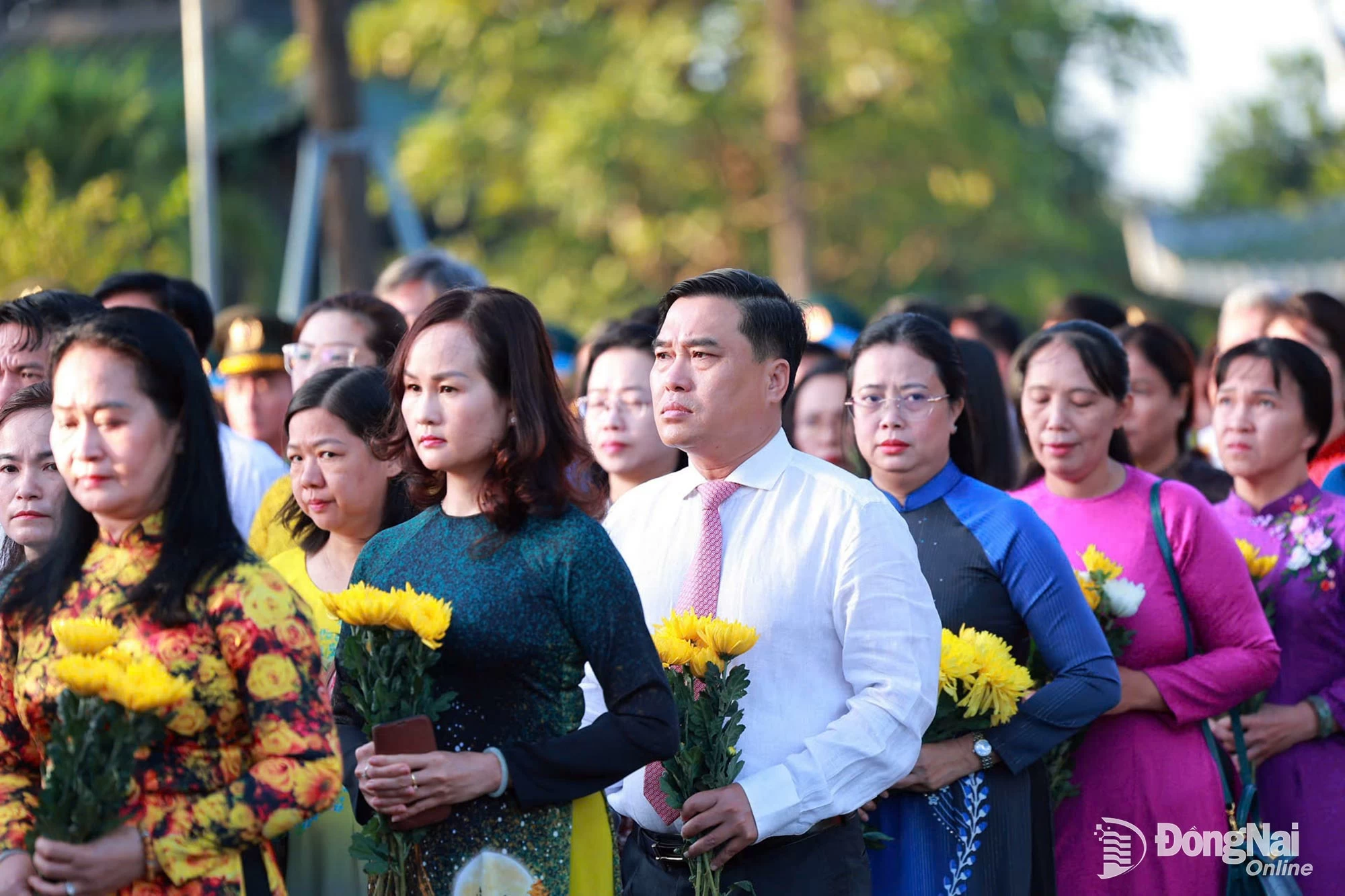 Các đại biểu dâng hương, dâng hoa tri ân các anh hùng liệt sĩ tại Nghĩa trang liệt sĩ tỉnh Đồng Nai. Ảnh: Công Nghĩa