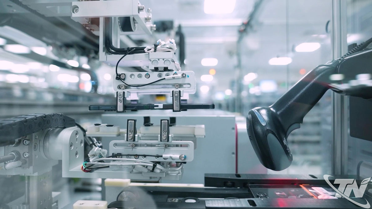 Dây chuyền sản xuất điện tử hiện đại, tự động hóa cao tại Samsung đáp ứng các tiêu chuẩn khắt khe về chất lượng, độ chính xác của sản phẩm và hiệu suất trong chuỗi cung ứng toàn cầu.