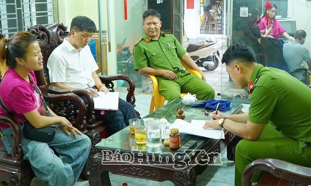 Lực lượng chức năng xã Như Quỳnh tuyên truyền, vận động  người dân ký cam kết về PCCC.