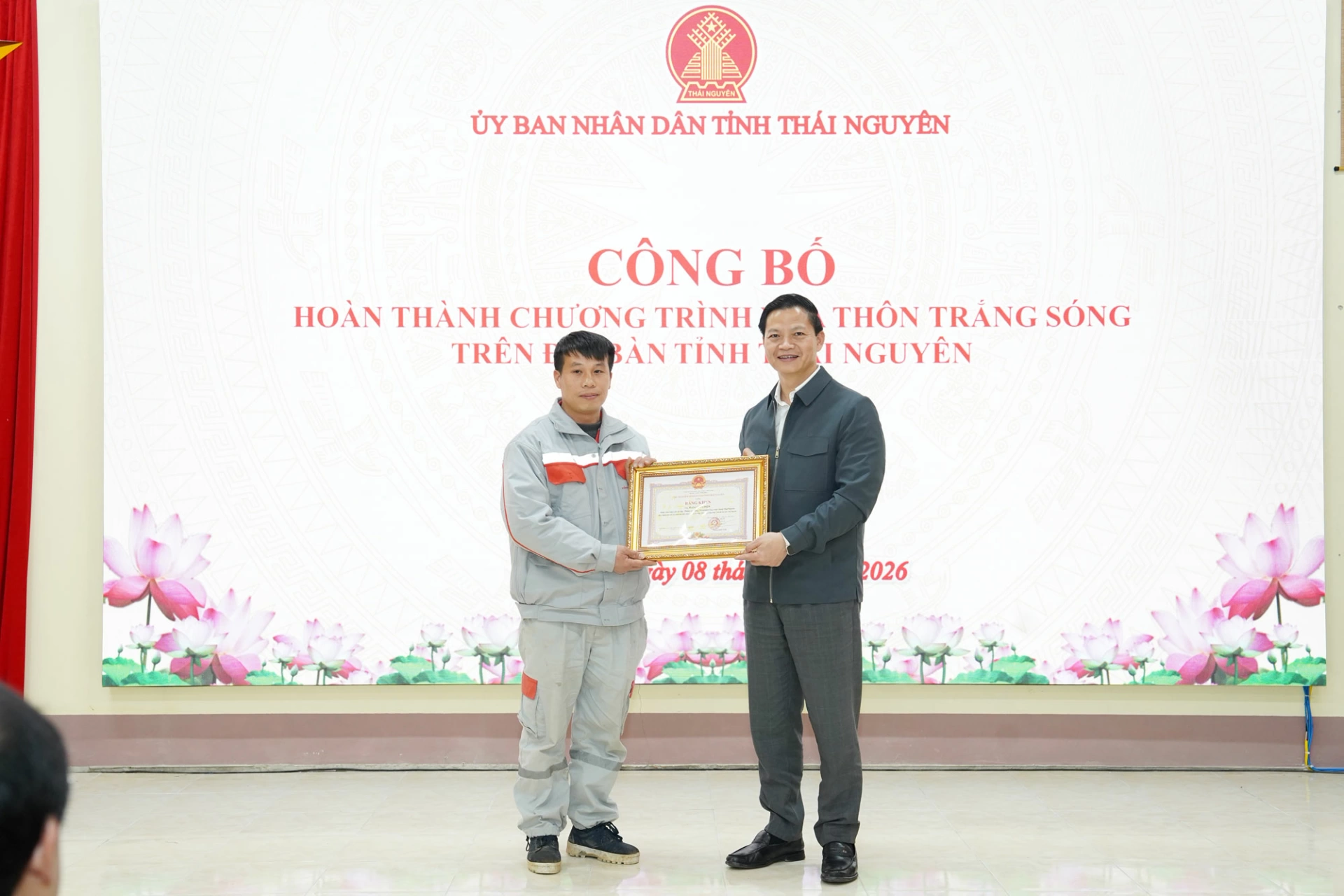 Đồng chí Chủ tịch UBND tỉnh Vương Quốc Tuấn trao Bằng khen cho nhân viên Viettel Thái Nguyên vì có thành tích xuất sắc trong thực hiện nhiệm vụ xóa các vùng “lõm sóng” trên địa bàn tỉnh.