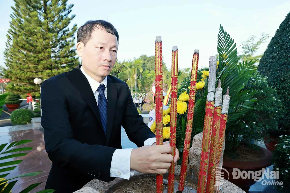 Đồng chí Vũ Hồng Văn, Bí thư Tỉnh ủy, Trưởng đoàn Đại biểu Quốc hội tỉnh dâng hương tại Nghĩa trang liệt sĩ tỉnh Đồng Nai. Ảnh: Công Nghĩa