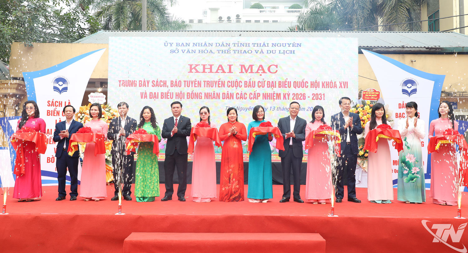 Các đại biểu cắt băng Khai mạc trưng bày tư liệu tuyên truyền Cuộc bầu cử.