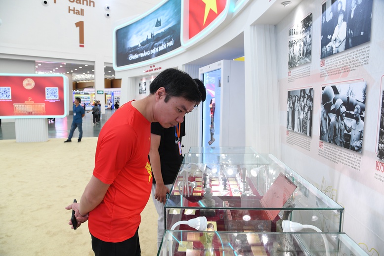 Triển lãm ‘Văn phòng Chính phủ - 80 năm đồng hành cùng dân tộc’- Ảnh 13. Triển lãm ‘Văn phòng Chính phủ - 80 năm đồng hành cùng dân tộc’- Ảnh 13.