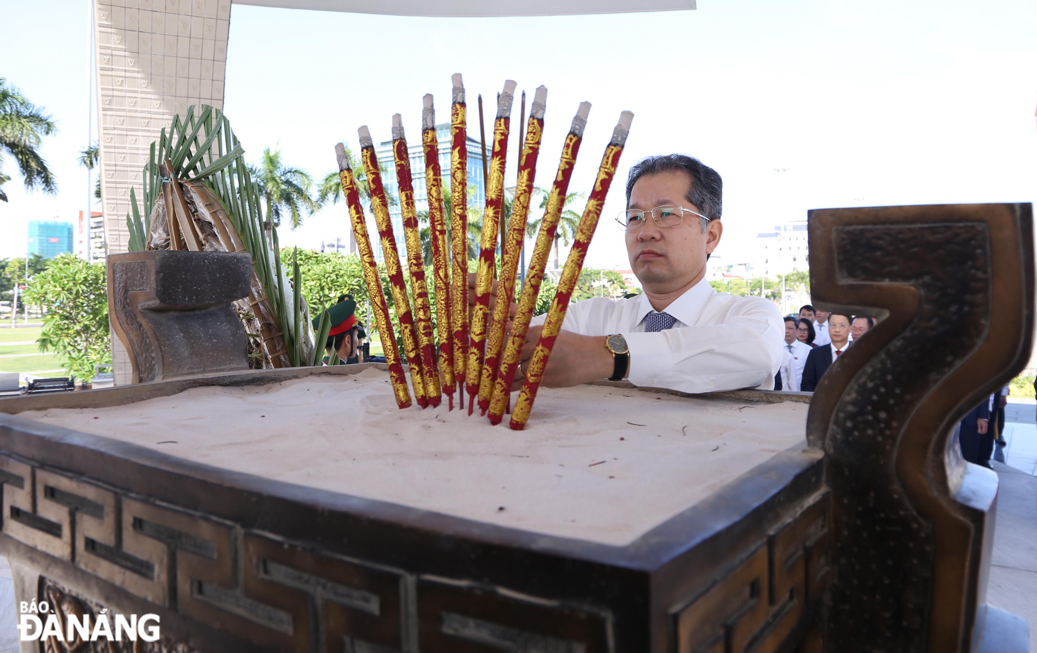 Bí thư Thành ủy Nguyễn Văn Quảng dâng hương các anh hùng liệt sĩ. Ảnh: X.HẬU