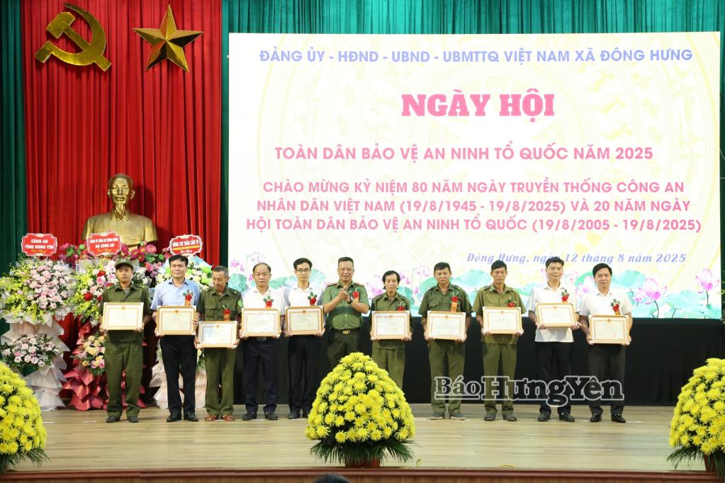 Thiếu tướng Trần Xuân Ánh, Ủy viên Ban Thường vụ Tỉnh ủy, Giám đốc Công an tỉnh trao giấy khen của Công an tỉnh tặng các tập thể, cá nhân đạt thành tích xuất sắc trong phong trào toàn dân bảo vệ an ninh Tổ quốc.