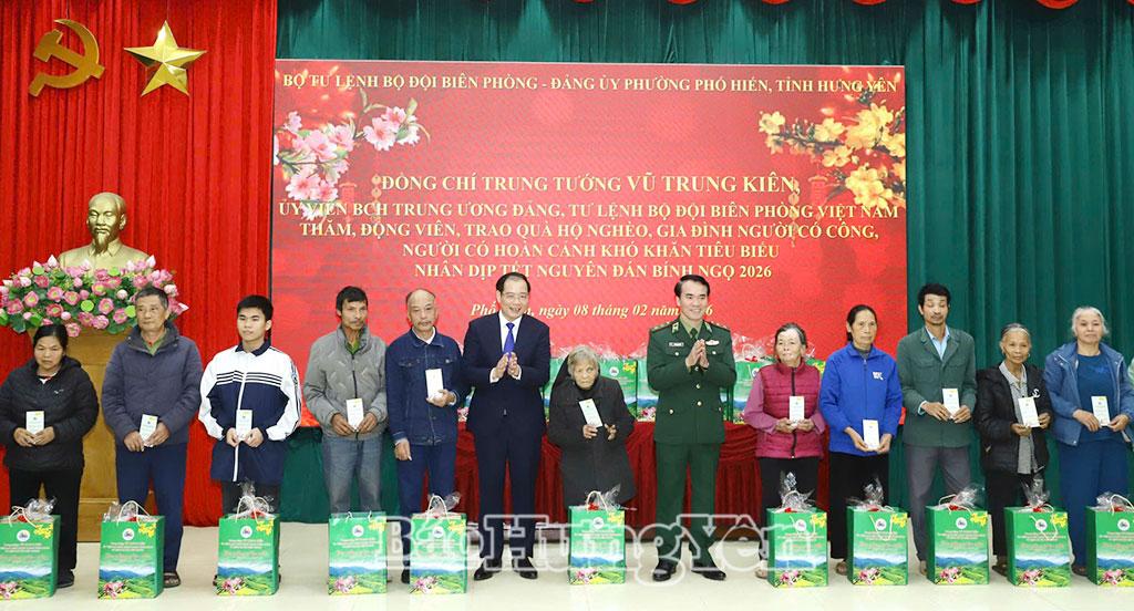 Trung tướng Vũ Trung Kiên, Ủy viên Ban Chấp hành Trung ương Đảng, Tư lệnh Bộ đội Biên phòng tặng quà Tết các gia đình chính sách, người có công, hộ nghèo, hộ cận nghèo, trẻ em có hoàn cảnh khó khăn tại phường Phố Hiến.