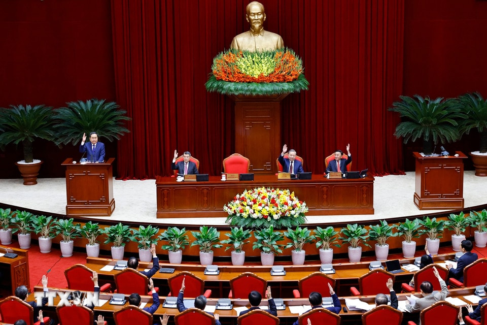 Tổng Bí thư Tô Lâm và các đại biểu biểu quyết thông qua Nghị quyết Hội nghị lần thứ hai Ban Chấp hành Trung ương Đảng khóa XIV. (Ảnh: Thống Nhất/TTXVN)