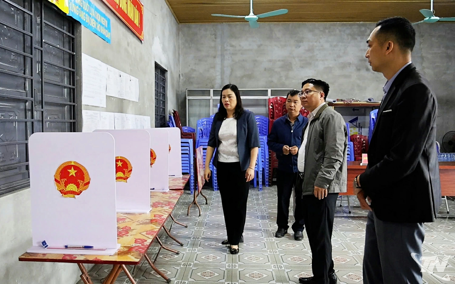 Đoàn công tác kiểm tra điểm bầu cử tại xã Thượng Minh.