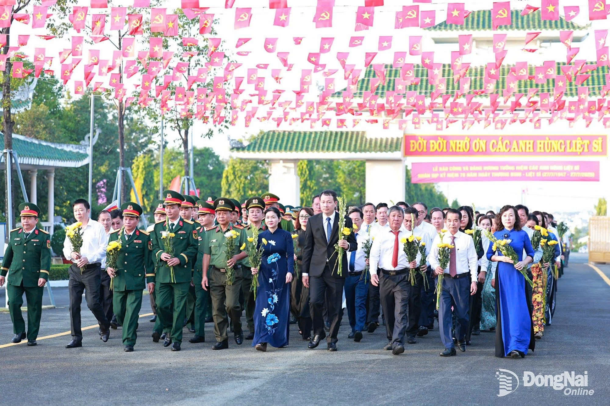 Các đồng chí lãnh đạo Tỉnh ủy - HĐND- UBND và Ủy ban MTTQ Việt Nam tỉnh dự lễ dâng hương và báo công tại Nghĩa trang liệt sĩ tỉnh