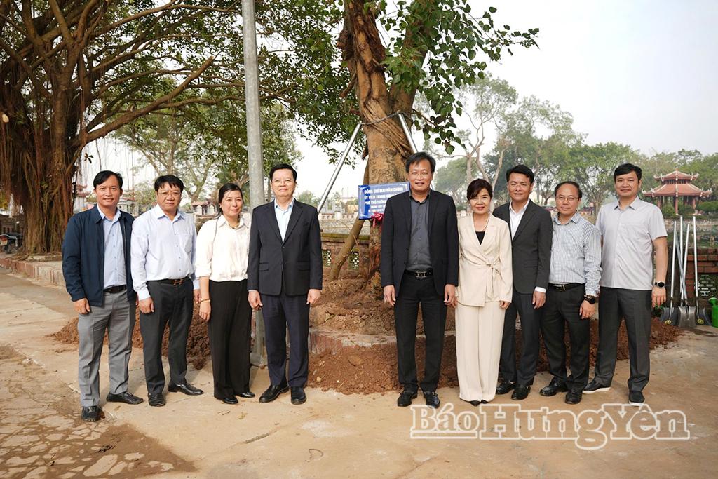 Phó Thủ tướng Chính phủ Mai Văn Chính cùng các đại biểu chụp ảnh lưu niệm tại Di tích lịch sử - văn hóa Quốc gia đền Phù Ủng.