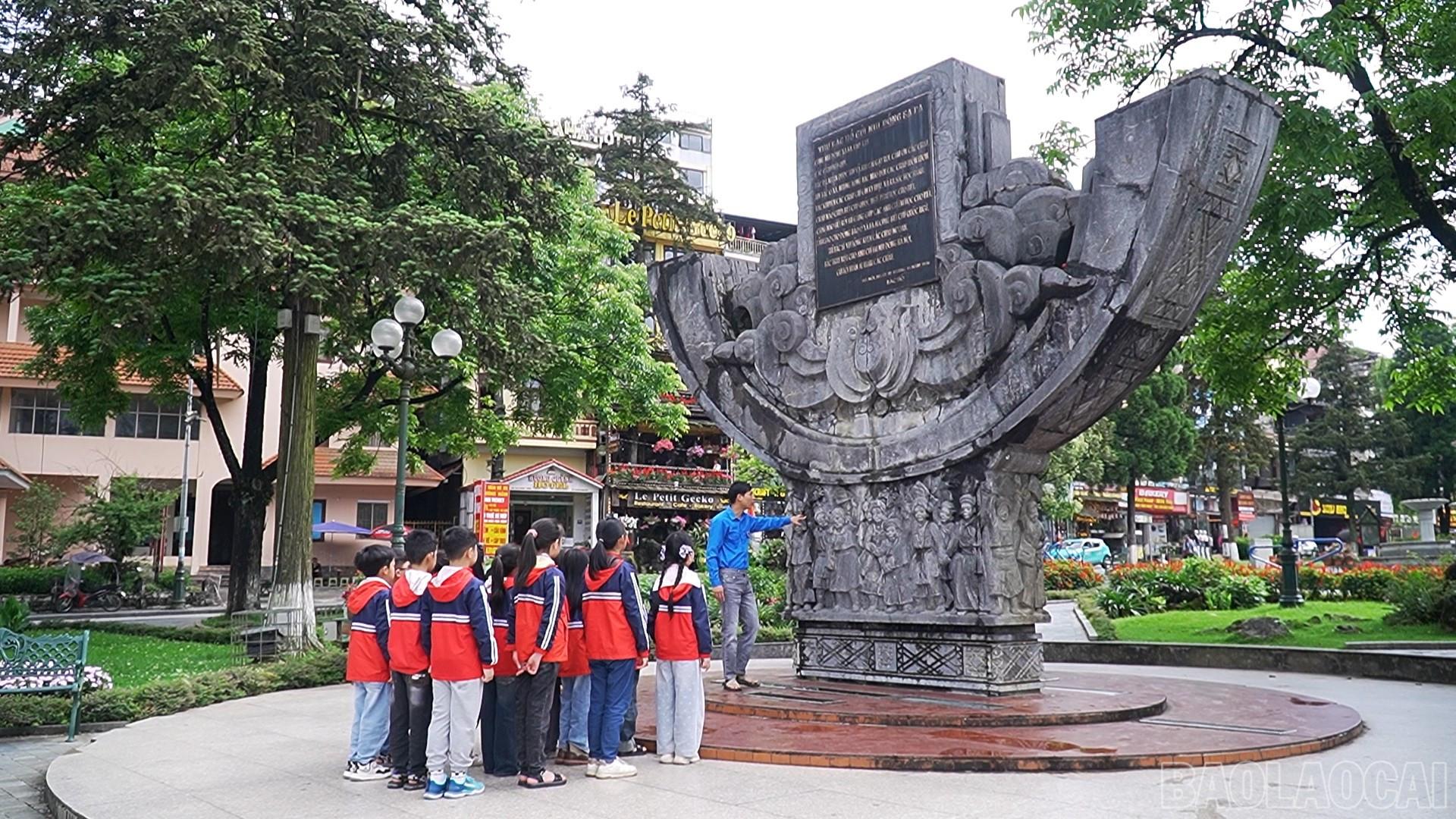 Thanh thiếu nhi Sa Pa báo công dâng Bác nghìn việc tốt ảnh 3 baolaocai-br_1.jpg