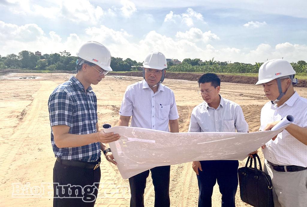 Ban Quản lý dự án đầu tư xây dựng số 1 khảo sát vị trí tổ chức lễ khởi công dự án xây dựng tuyến đường kết nối di sản văn hóa du lịchvà phát triển kinh tế dọc sông Hồng.