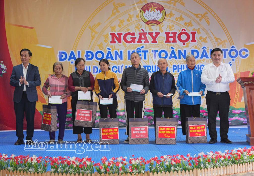 Lãnh đạo phường Trà Lý trao quà tặng các hộ nghèo.