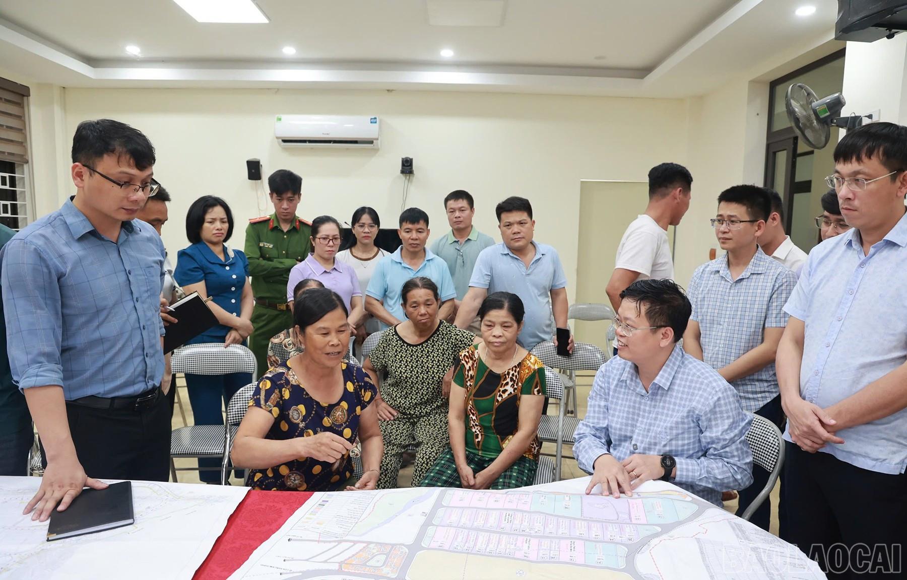 Lãnh đạo huyện Bát Xát tổ chức cuộc họp vào buổi tối để có thời gian gặp gỡ, trao đổi thông tin với người dân về công tác giải phóng mặt bằng. baolaocai-br_gpmb-15.jpg
