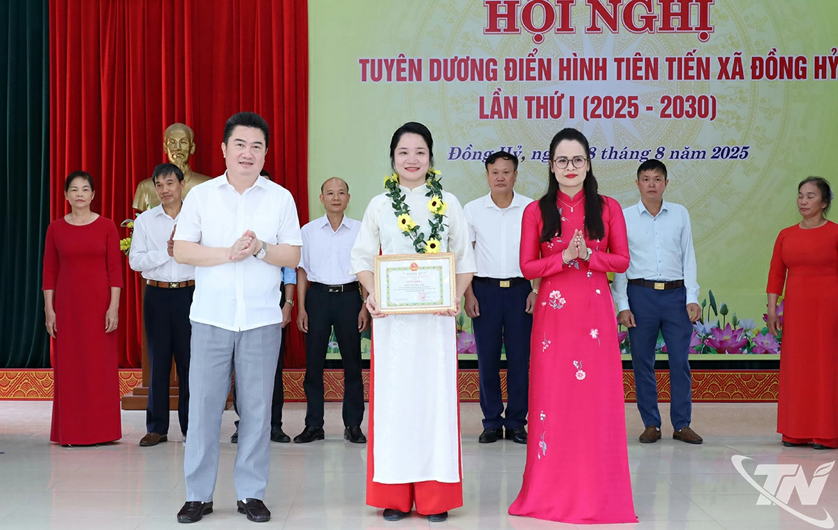 Lãnh đạo Ban Thi đua Khen thưởng tỉnh và lãnh đạo xã Đồng Hỷ trao tặng Giấy khen cho các cá nhân có thành tích xuất sắc trong các phong trào thi đua yêu nước giai đoạn 2020 - 2025.