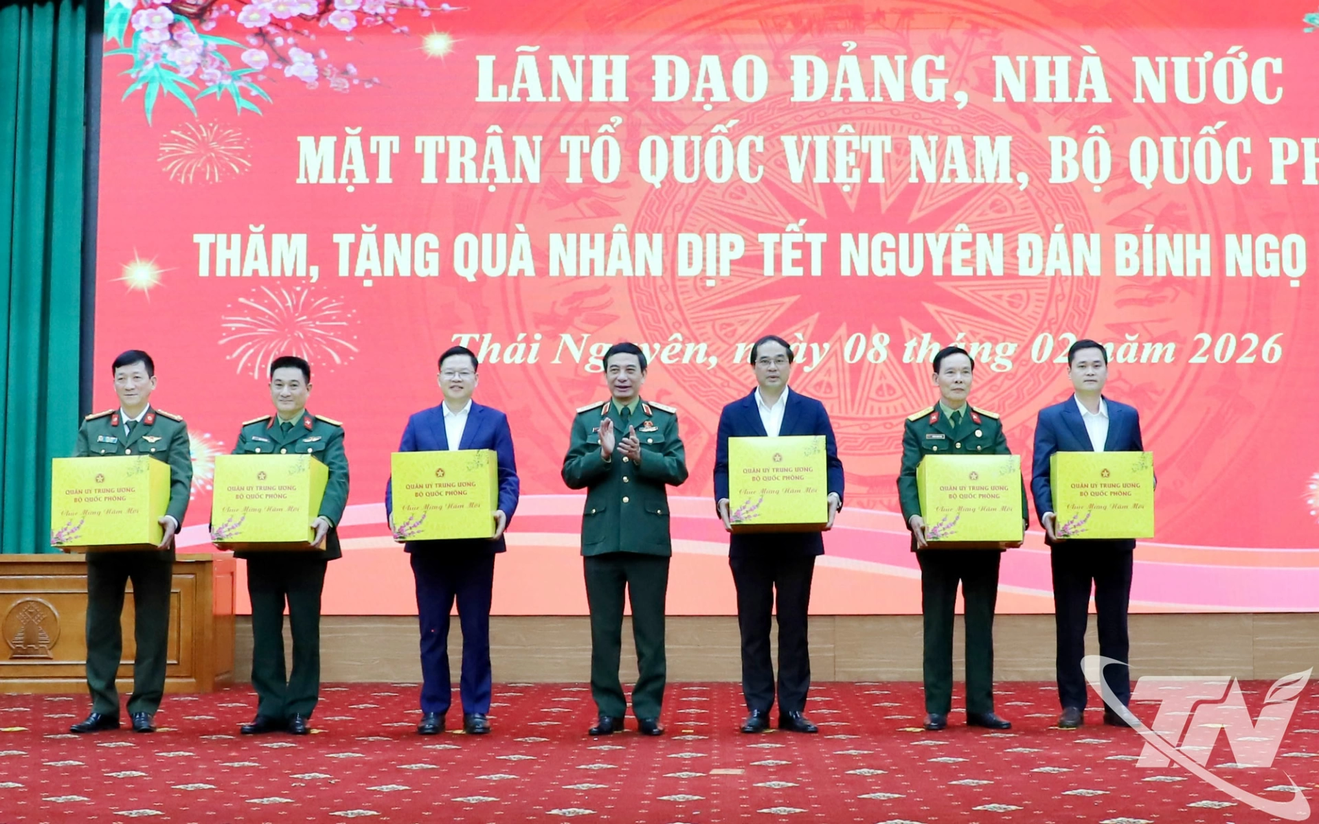 Đại tướng Phan Văn Giang trao quà tặng tập thể Tỉnh ủy, HĐND, UBND, Ủy ban MTTQ tỉnh, Văn phòng Đoàn đại biểu Quốc hội tỉnh, Bộ Chỉ huy Quân sự tỉnh, Công an tỉnh, Hội Cựu chiến binh tỉnh.