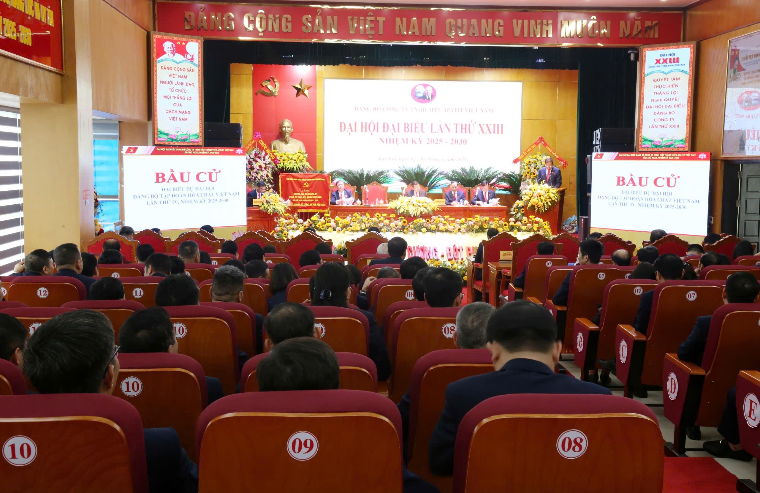 Quang cảnh đại hội. z6469443766249-55ebc88e5eeacf9236d787b83022b896.jpg