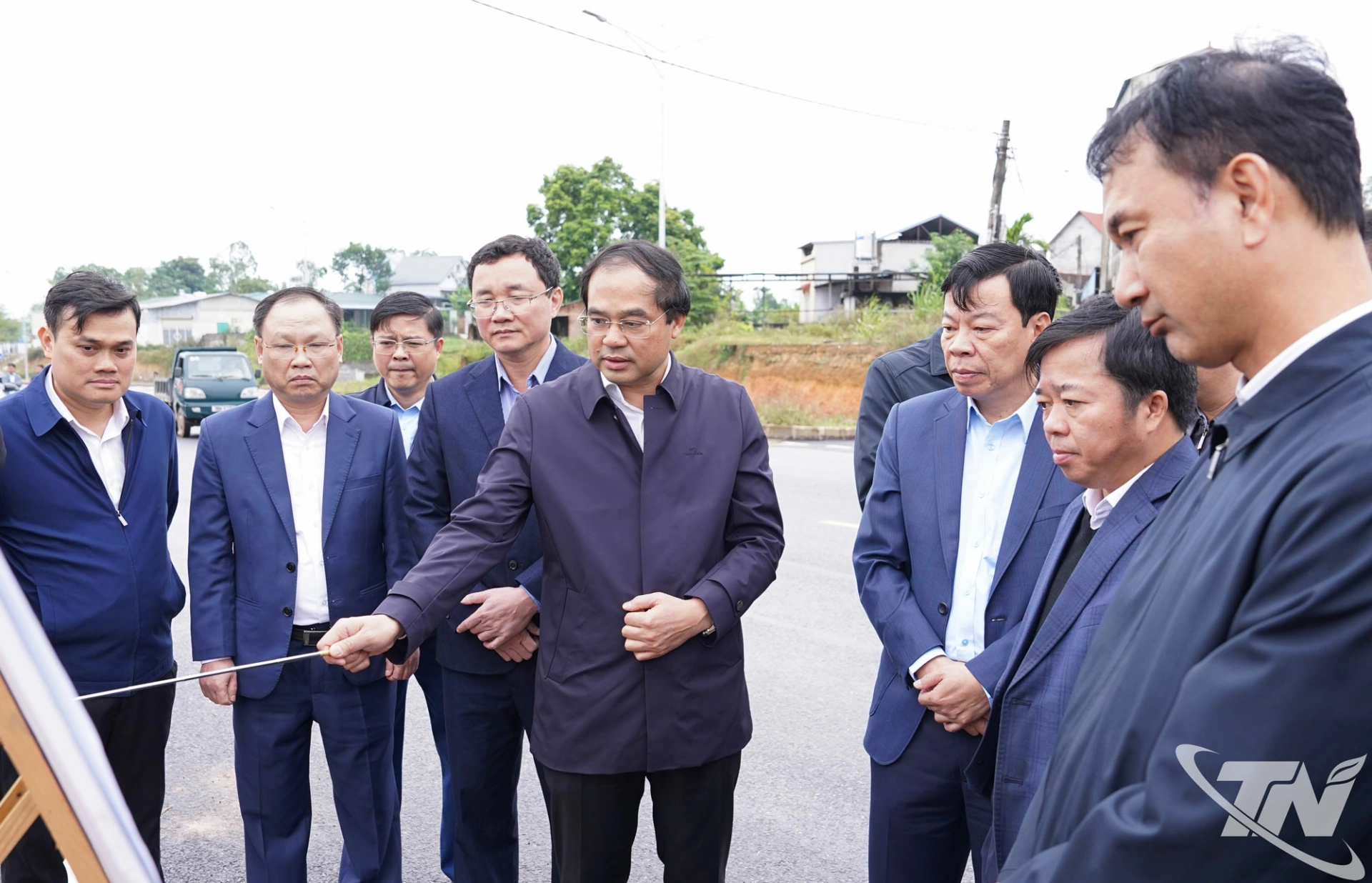 Đồng chí Bí thư Tỉnh ủy Trịnh Xuân Trường cùng Đoàn công tác của tỉnh kiểm tra, khảo sát đường nối ĐT.261 với ĐT.266.