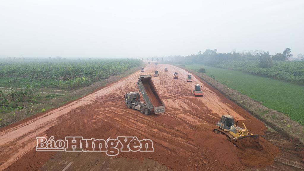 Thi công nền đường Dự án xây dựng tuyến đường kết nối di sản văn hóa du lịch và phát triển kinh tế dọc sông Hồng.