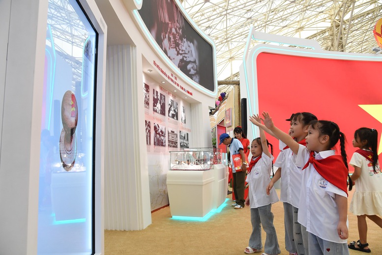 Triển lãm ‘Văn phòng Chính phủ - 80 năm đồng hành cùng dân tộc’- Ảnh 12. Triển lãm ‘Văn phòng Chính phủ - 80 năm đồng hành cùng dân tộc’- Ảnh 12.