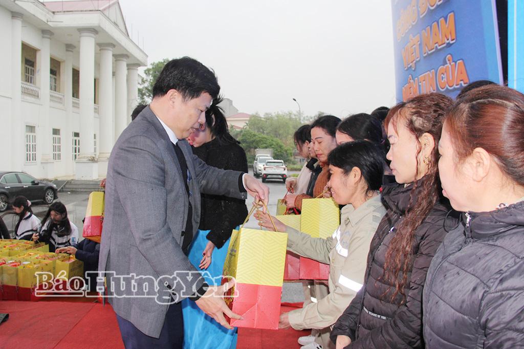 Đồng chí Trần Quốc Toản, Phó Bí thư Thường trực Tỉnh ủy, Chủ tịch Ủy ban MTTQ Việt Nam tỉnh trao quà Tết tặng người lao động có hoàn cảnh khó khăn.