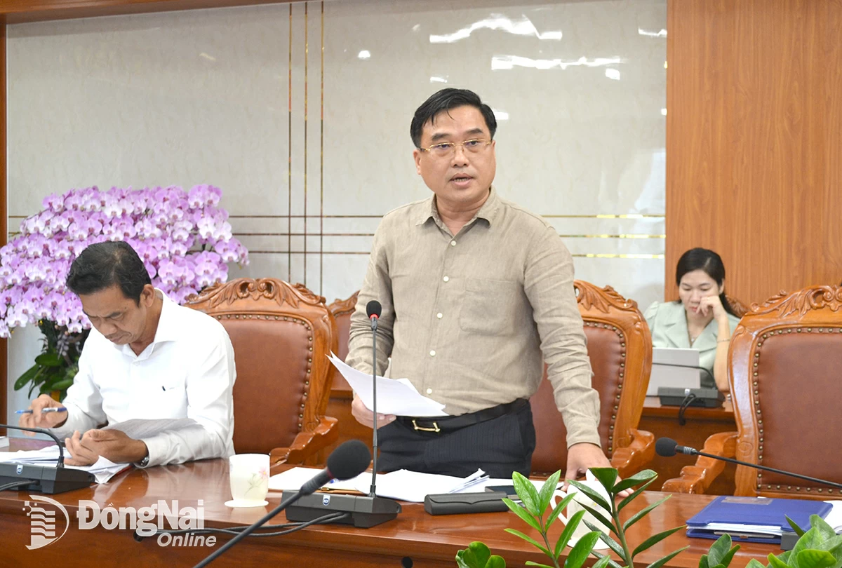 Đồng chí Hồ Văn Nam, Ủy viên Ban Thường vụ Tỉnh ủy, Bí thư Đảng ủy phường Trấn Biên phát biểu tại phiên họp. Ảnh: Phương Hằng  