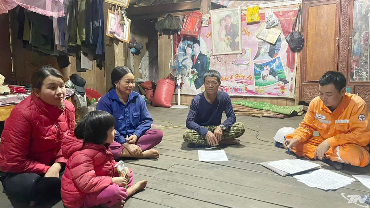 Đội Quản lý Điện lực khu vực chợ Đồn ký hợp đồng  và hoàn thiện hoof sớ mua bán điện với các hộ khách hàng thôn khuổi tạo xã Yên phong.