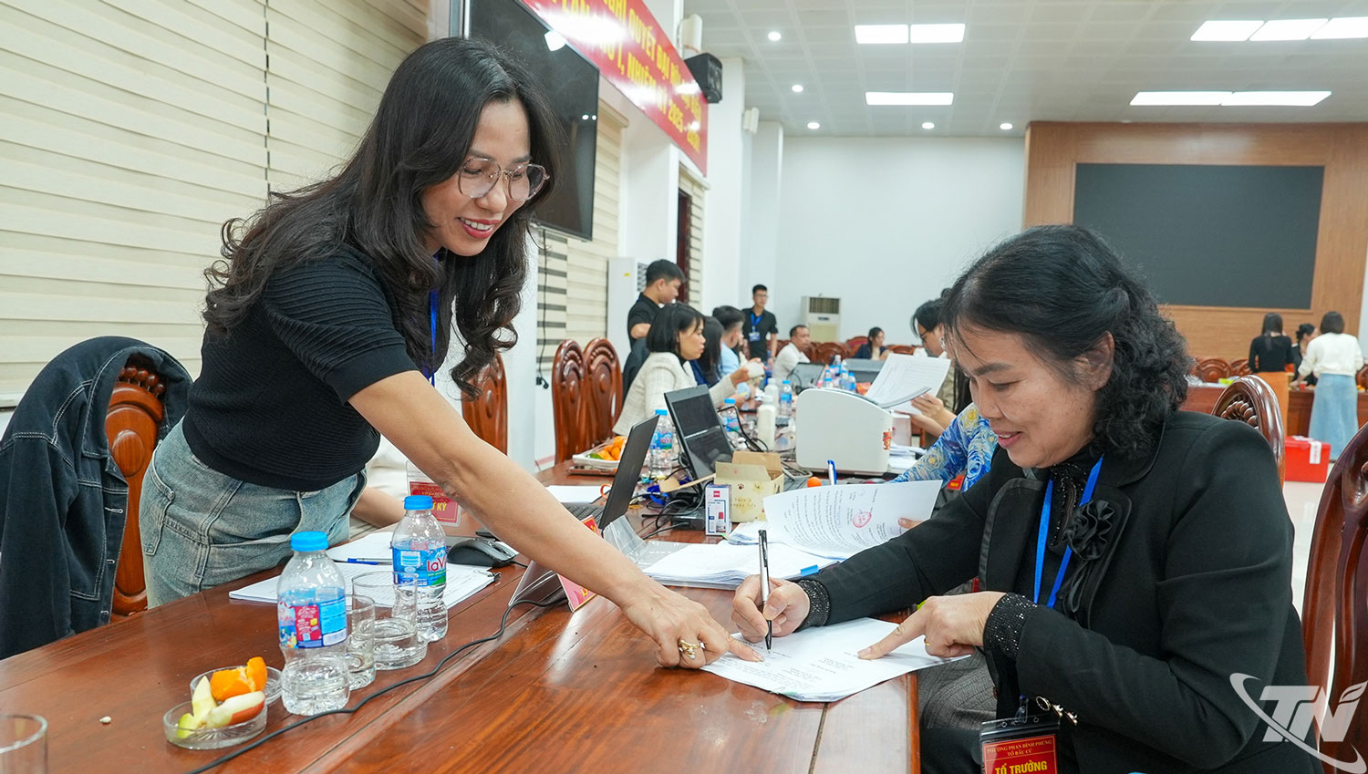 Gần 1 giờ 30 phút sáng 16-3, Tổ trưởng tổ bầu cử khu vực bỏ phiếu số 13 ký bàn giao hòm phiếu và hồ sơ kiểm phiếu cho Ủy ban bầu cử phường Phan Đình Phùng, hoàn tất quy trình kiểm phiếu theo quy định.