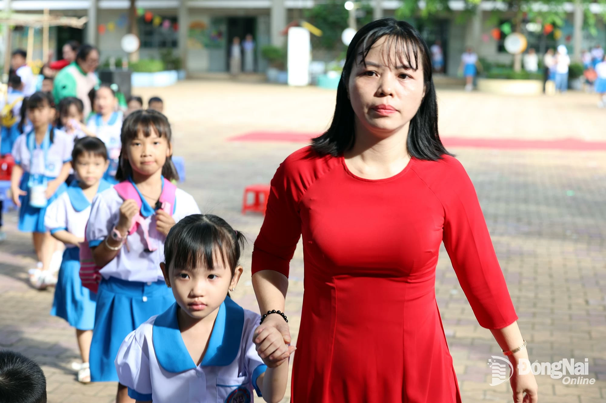 Giáo viên Trường tiểu học Nguyễn Du (phường Trấn Biên) dẫn học sinh vào lớp.