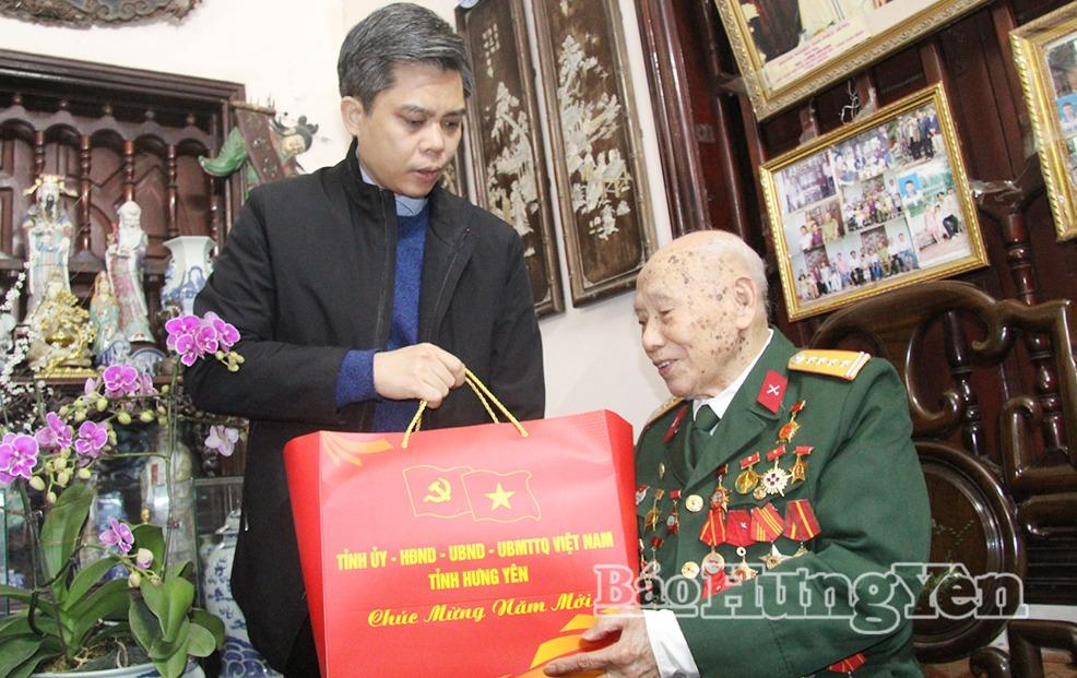 Đồng chí  Trưởng ban Tuyên giáo và Dân vận Tỉnh ủy trao quà Tết tặng đảng viên Lương Văn Sinh, sinh hoạt tại Chi bộ thôn Nghĩa Thôn, Đảng bộ xã Hưng Hà. (CUP HÌNH LƯU Ý ẢNH BÁC Ở HẬU CẢNH BỊ XÉN)