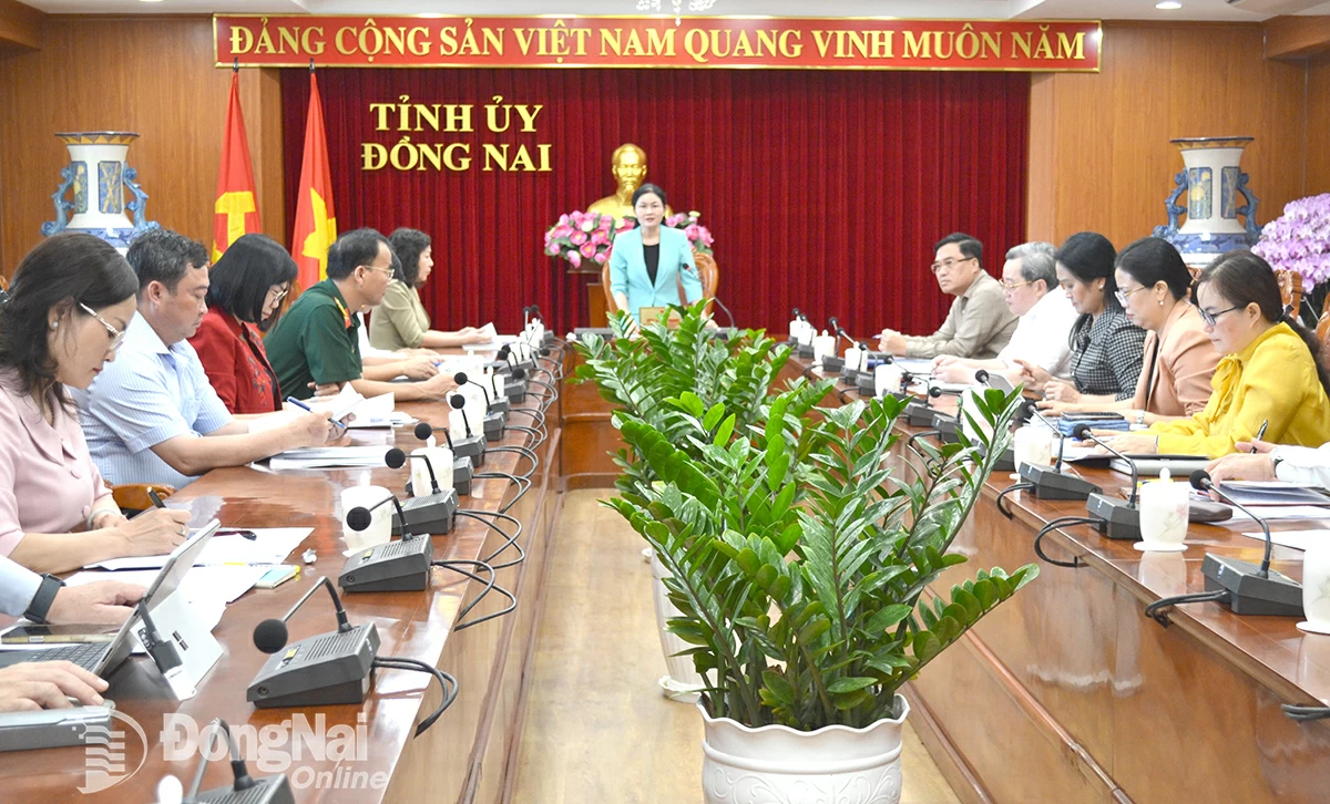 Đồng chí Tôn Ngọc Hạnh, Ủy viên dự khuyết Trung ương Đảng, Phó Bí thư Thường trực Tỉnh ủy, Chủ tịch HĐND tỉnh, chủ trì phiên họp Tiểu ban Văn kiện Đại hội Đảng bộ tỉnh nhiệm kỳ 2025-2030 để lấy ý kiến góp ý của các thành viên trong tiểu ban. Ảnh:P.Hằng    