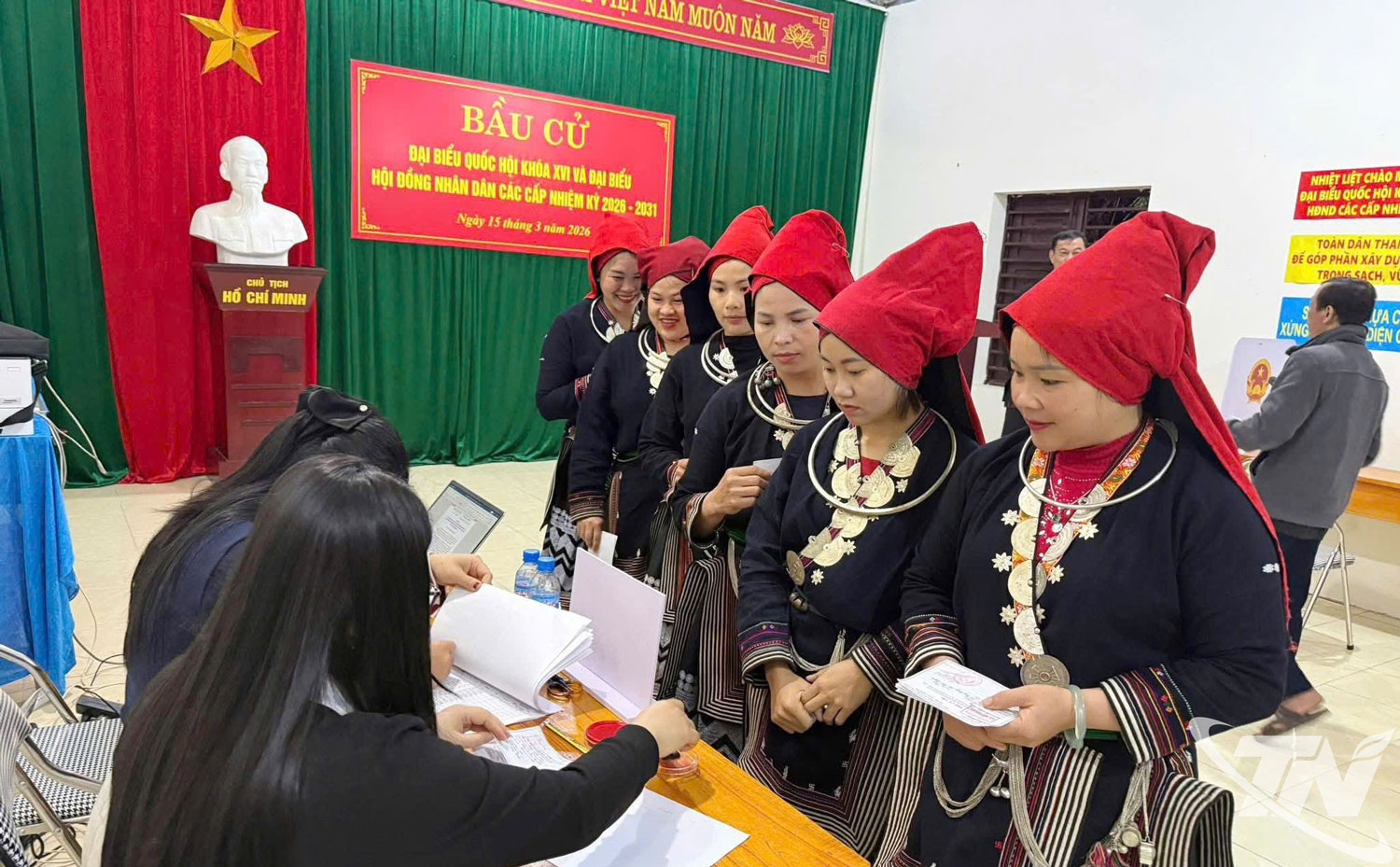 Đồng bào dân tộc Dao ở xã Phong Quang đi bầu cử.