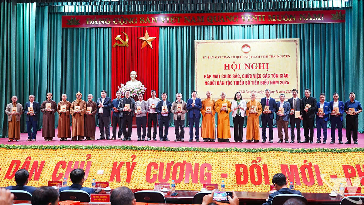 Nhân dịp này, Ủy ban MTTQ tỉnh Thái Nguyên đã tặng quà cho các chức sắc, chức việc và người dân tộc thiểu số tiêu biểu, ghi nhận những đóng góp tích cực trong công tác Mặt trận, xây dựng khối đại đoàn kết toàn dân tộc trên địa bàn tỉnh.