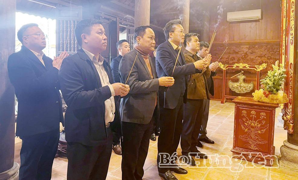 Đồng chí Bí thư Tỉnh ủy Nguyễn Hữu Nghĩa và các đại biểu dâng hương tưởng niệm bà Hoàng Thị Loan.