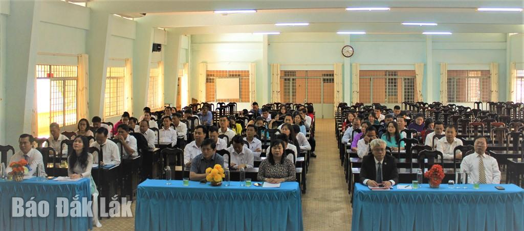 Các đại biểu và học viên tham dự lễ khai giảng.